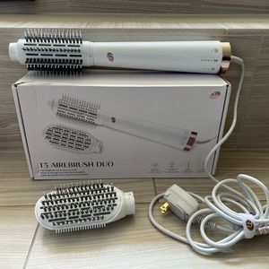 T3 AireBrush Duo in White 2.5” brush and 3” paddle brush  Pre-owned